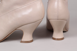 Feminine soft Edwardian boot with pompadour heel, 1900-1915 - Cream - Rose