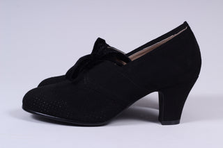 Vegan 1940s pumps in suede with velvet laces - Black - Esther