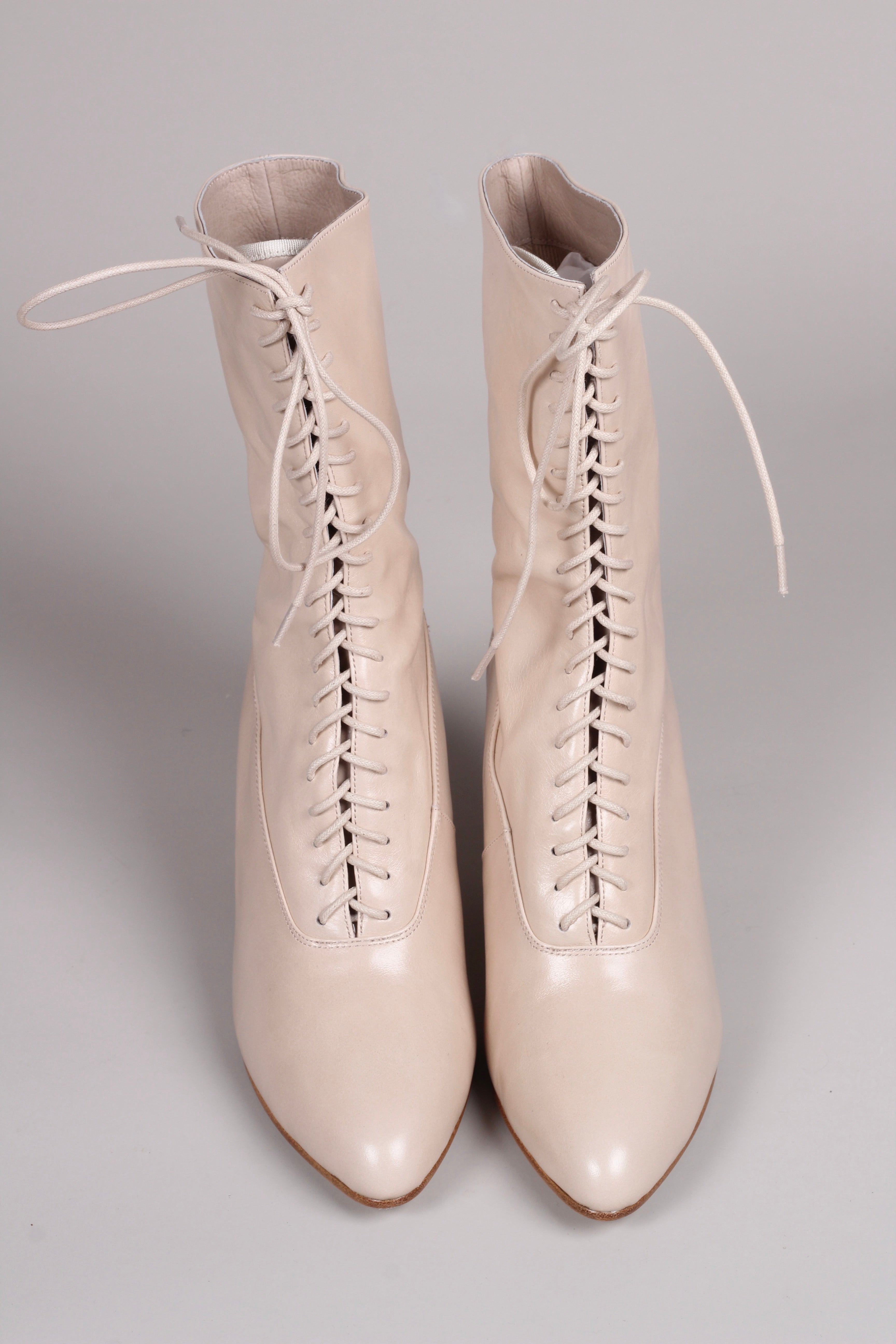 Feminine soft Edwardian boot with pompadour heel, 1900-1915
