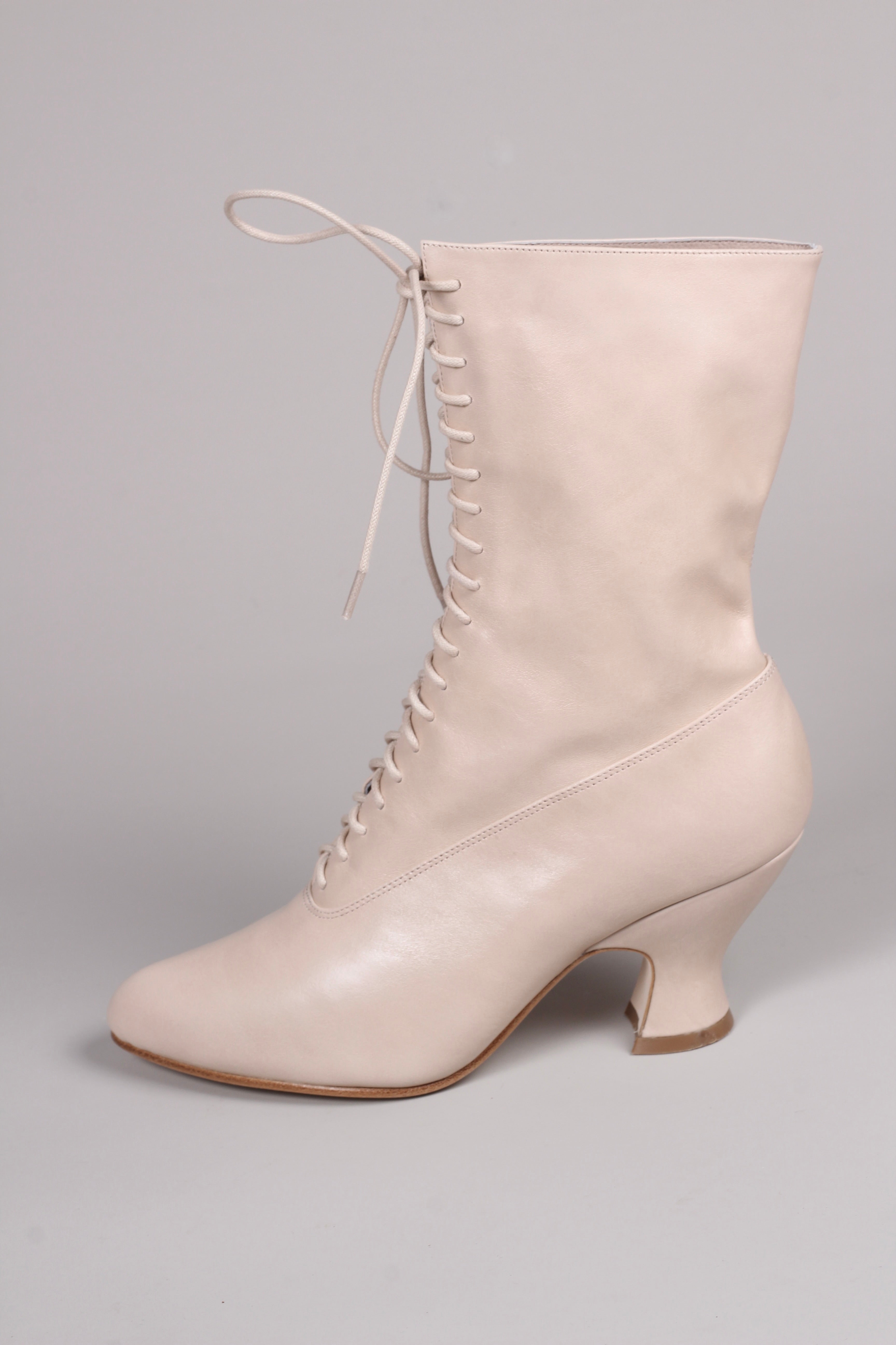 Feminine soft Edwardian boot with pompadour heel, 1900-1915 - Cream ...
