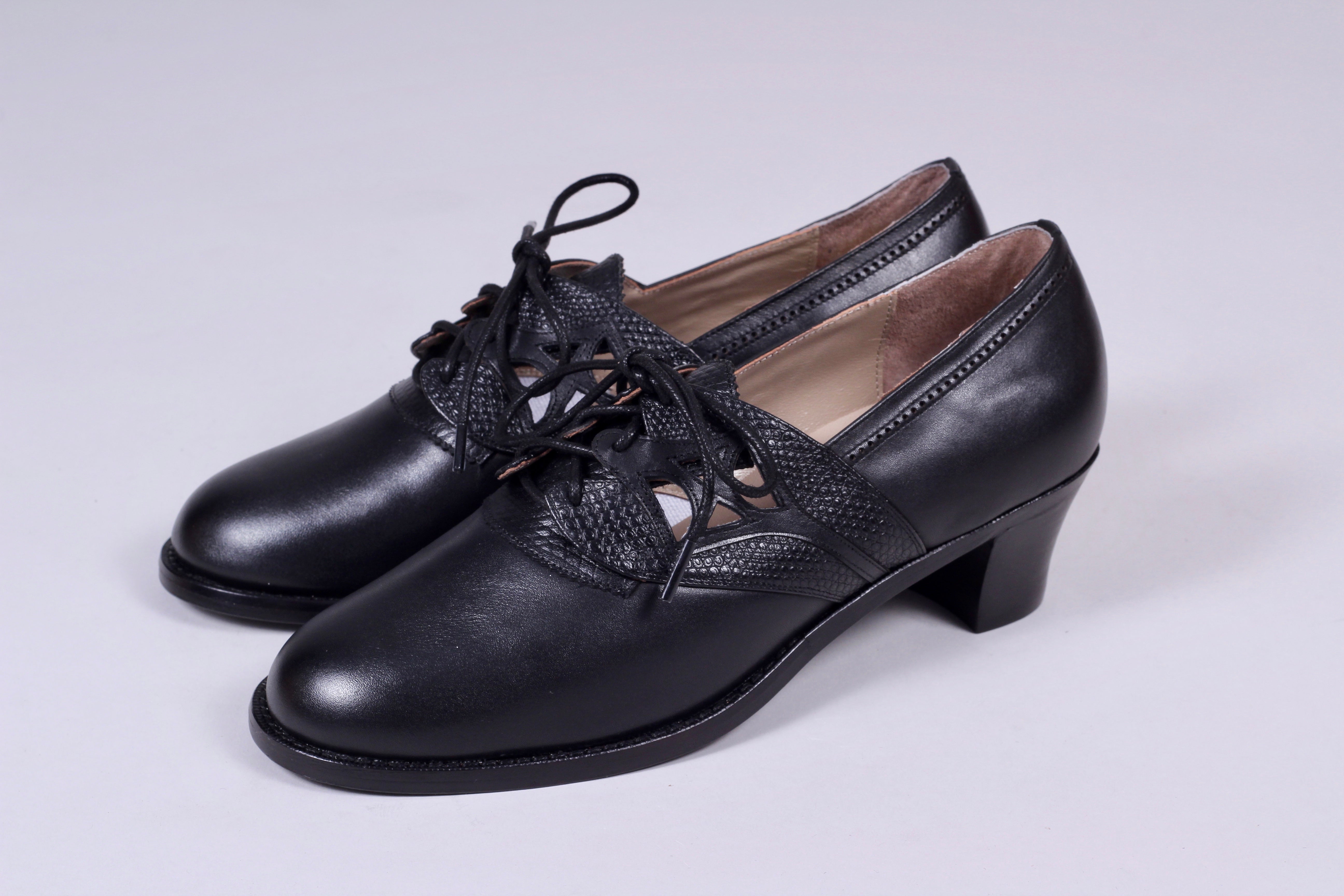 Old lady 2025 black shoes